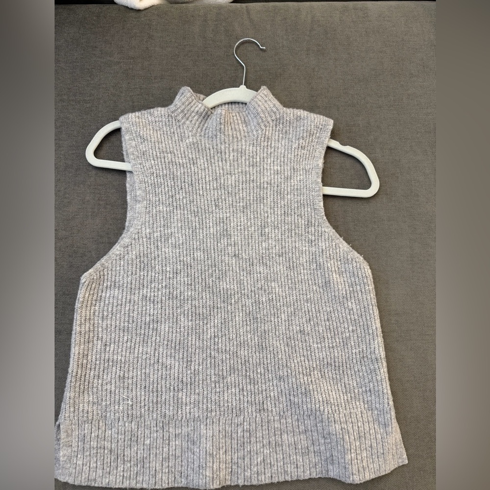 DYNAMITE Gray Sleeveless Sweater